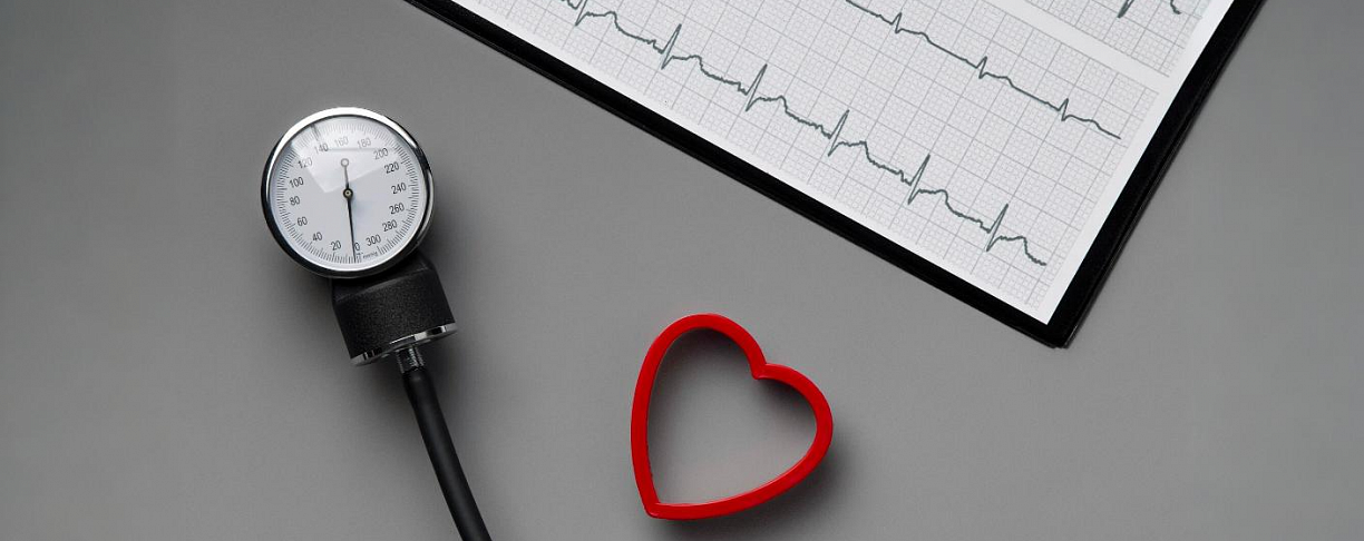 Persona cuidando su salud cardiovascular con información